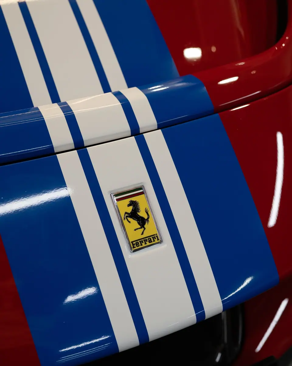 Ferrari SF90 — blau-weisser Streifenlook, Bild 2 von 10
