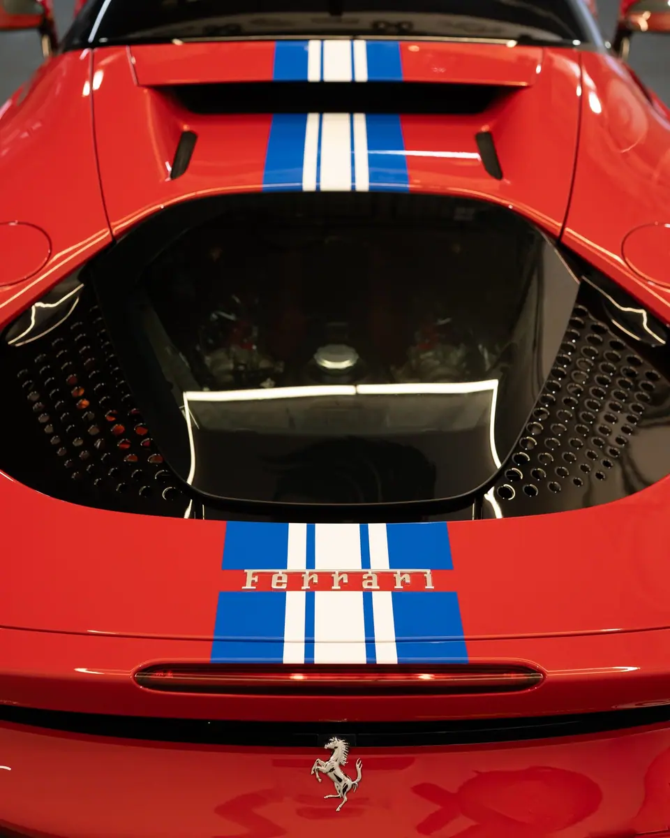 Ferrari SF90 — blau-weisser Streifenlook, Bild 4 von 10