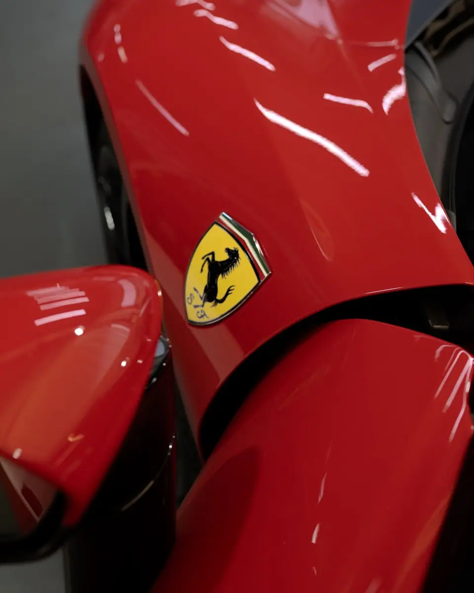 Ferrari SF90 — blau-weisser Streifenlook, Bild 6 von 10