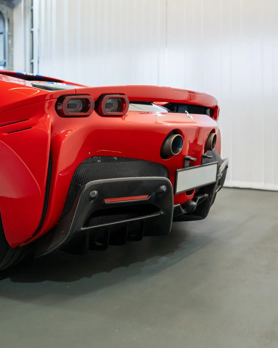 Ferrari SF90 — blau-weisser Streifenlook, Bild 7 von 10