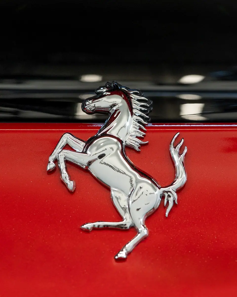 Ferrari SF90 — blau-weisser Streifenlook, Bild 8 von 10