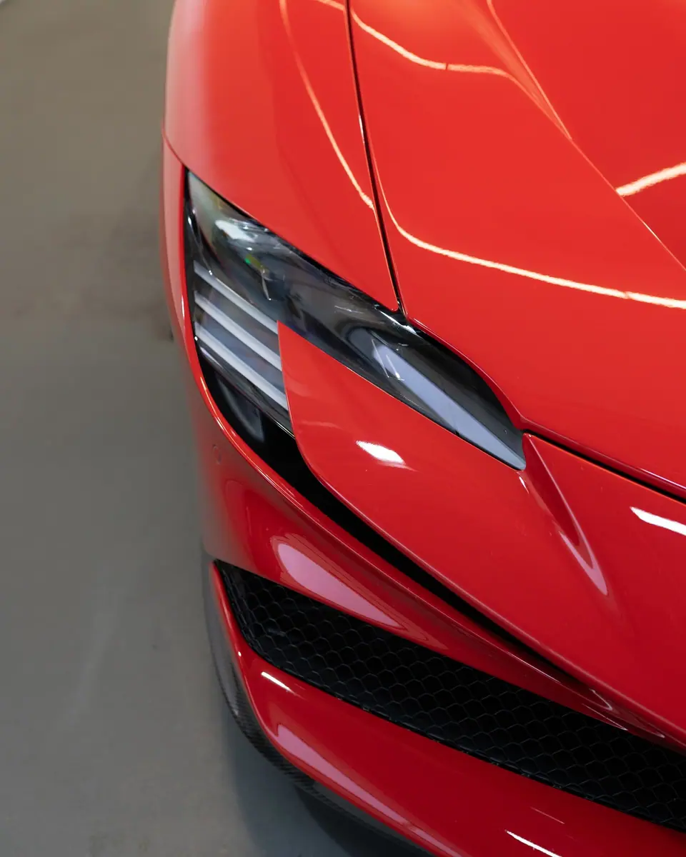 Ferrari SF90 — blau-weisser Streifenlook, Bild 9 von 10