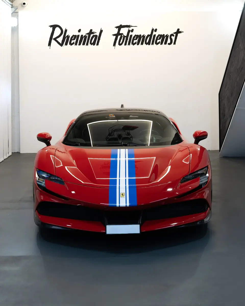 Ferrari SF90 — blau-weisser Streifenlook, Bild 10 von 10