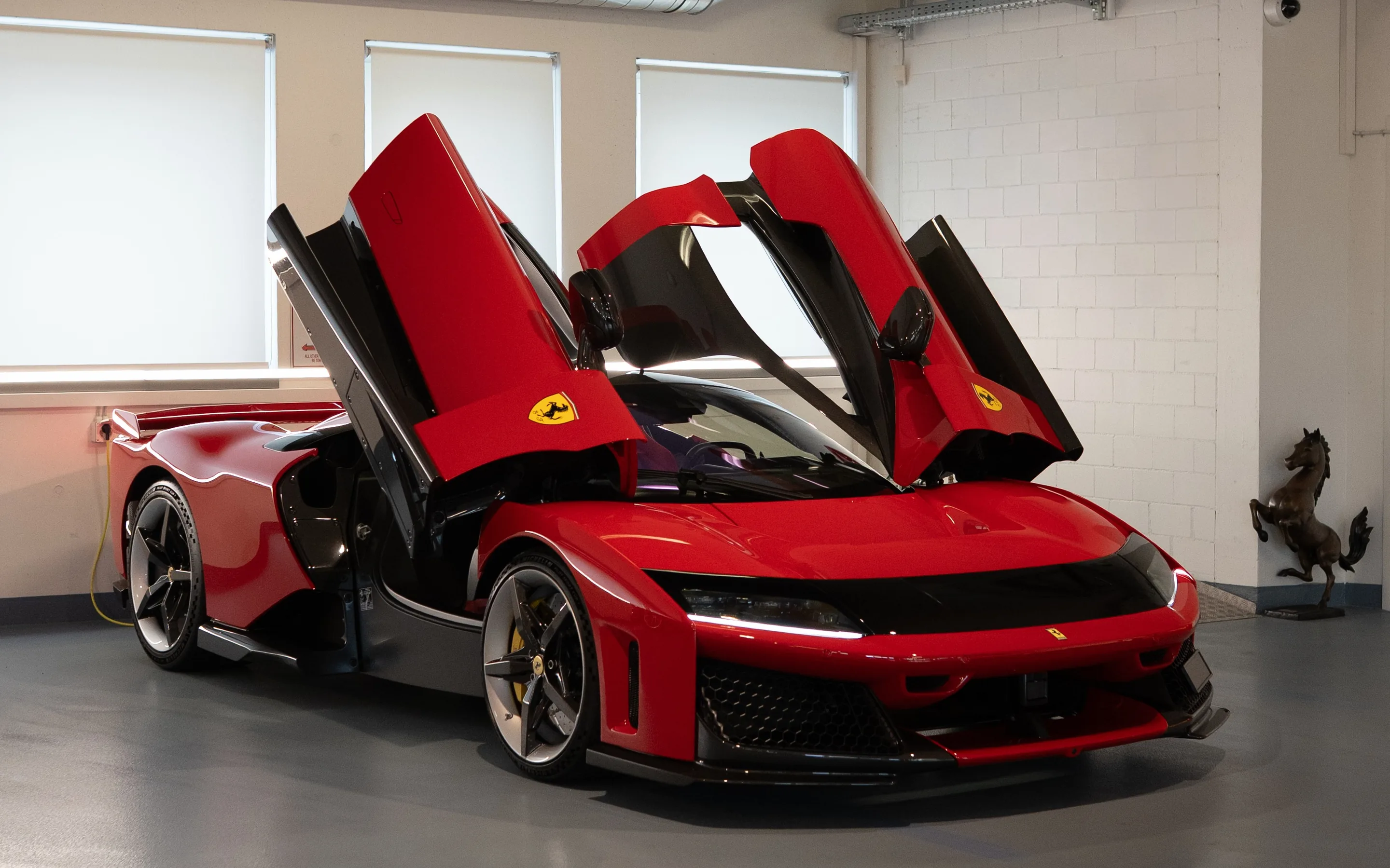 Ferrari F80 mit geöffneten Türen, foliert von Rheintal Foliendienst