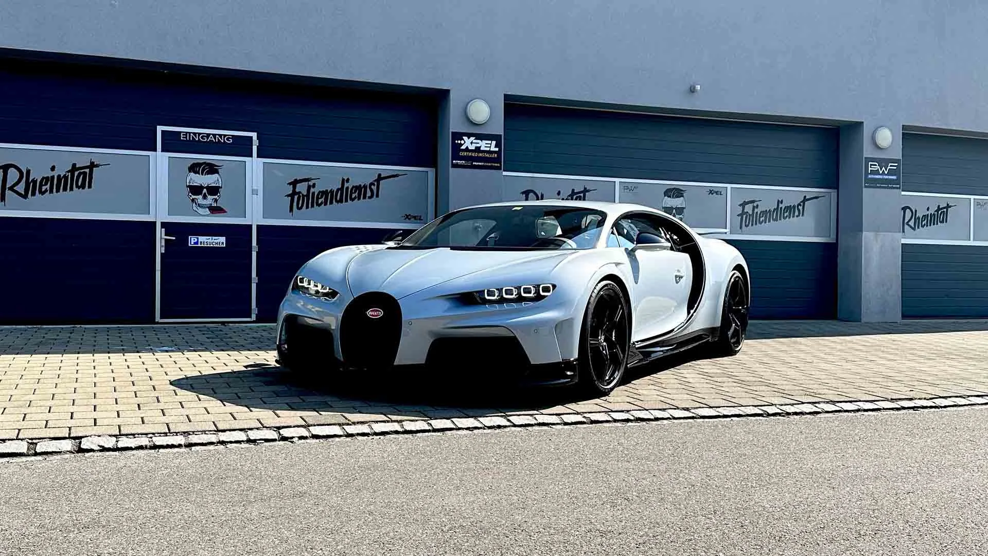Bugatti Chiron Super Sport vor der Werkstatt von Rheintal Foliendienst