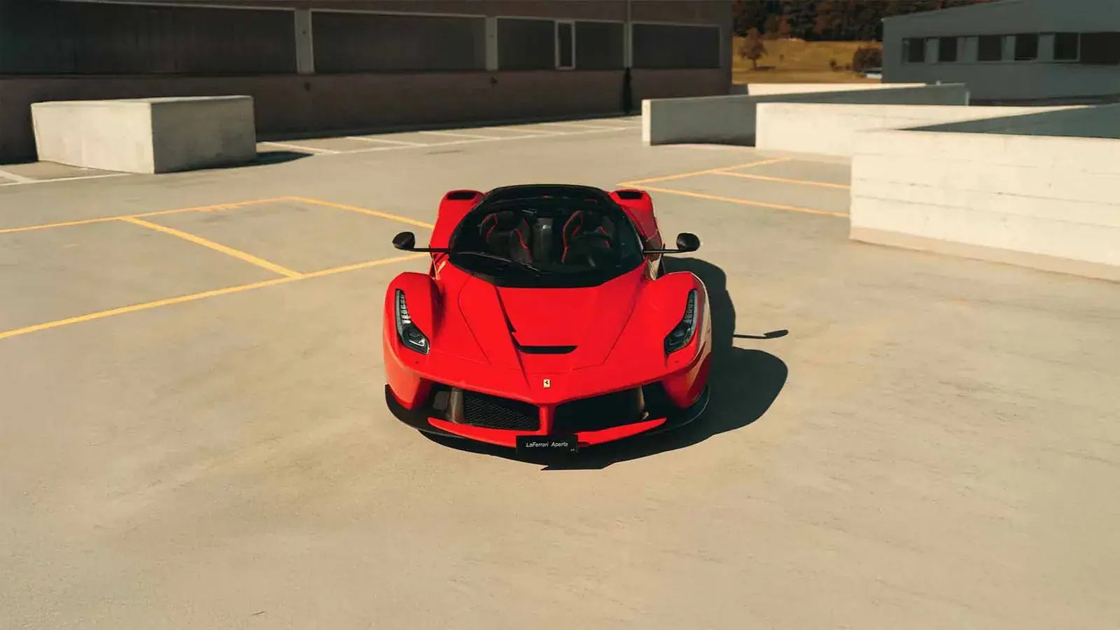 Ferrari LaFerrari Aperta vor der Werkstatt