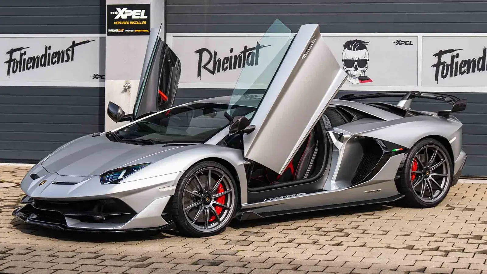 Lamborghini Aventador vor der Werkstatt von Rheintal Foliendienst